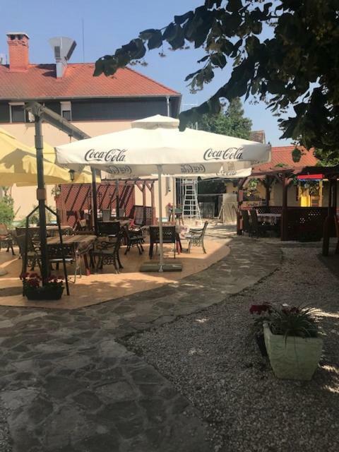 Vadasz Panzio Es Etterem Szombathely Exteriér fotografie